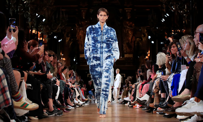 Modelo Kaia Gerber durante desfile da estilista Stella McCartney na Fashion Week de Paris